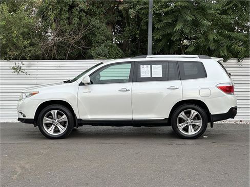 Used 2011 Toyota Highlander Limited w/ Tow Pkg AWD/4WD image 13