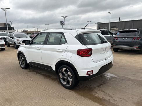 Used 2025 Hyundai Venue SEL image 2