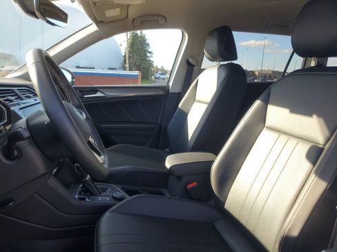Used 2022 Volkswagen Tiguan SE image 11
