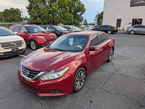 Used 2017 Nissan Altima 2.5 SV w/ Convenience Package FWD image 4