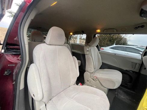 Used 2011 Toyota Sienna LE w/ Towing Pkg image 4