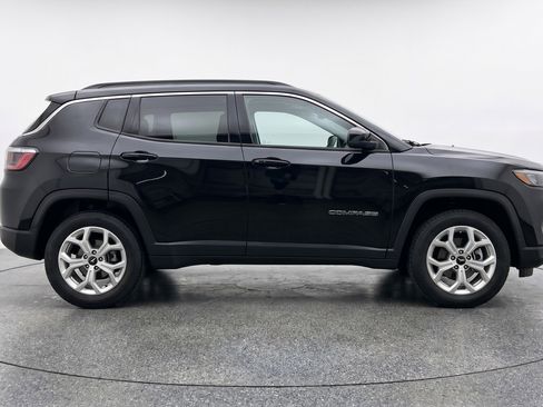 Used 2025 Jeep Compass Latitude AWD/4WD image 11