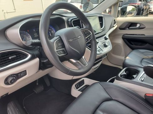 Used 2024 Chrysler Pacifica Touring-L FWD image 9