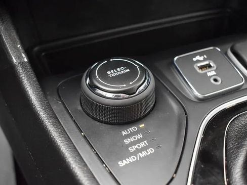 Used 2020 Jeep Cherokee Limited AWD/4WD image 38