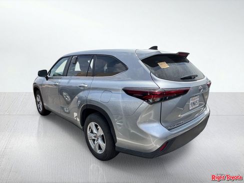 Certified 2025 Toyota Highlander LE image 3