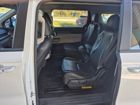 Used 2023 Kia Carnival LX image 13