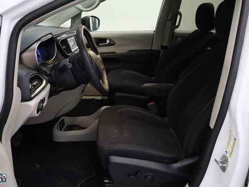 Used 2024 Chrysler Voyager LX image 14