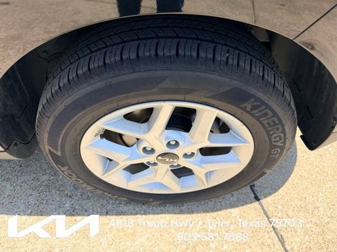 Certified 2025 Kia Soul LX w/ LX Technology Package FWD image 6