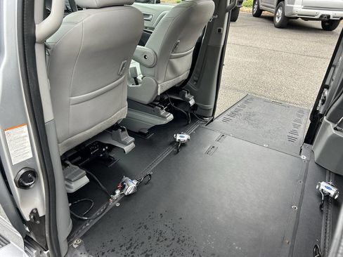 Used 2020 Toyota Sienna XLE Premium FWD image 20