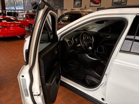 Used 2017 Jeep Compass Latitude w/ Popular Equipment Group image 19