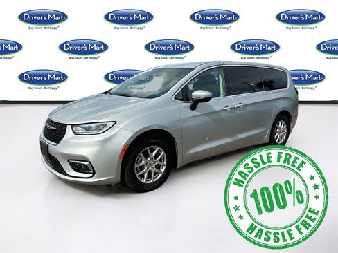 Used 2023 Chrysler Pacifica Touring-L FWD image 3