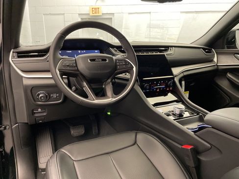 New 2025 Jeep Grand Cherokee Limited w/ Luxury Tech Group II image 9