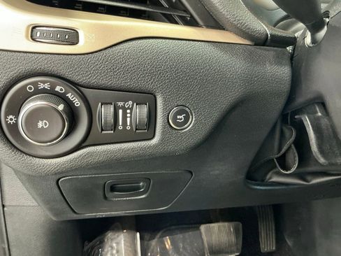 Used 2016 Jeep Cherokee Latitude w/ Comfort/Convenience Group FWD image 48