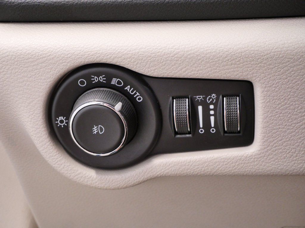 Certified 2023 Chrysler Pacifica Touring-L FWD image 22