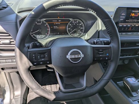 Used 2025 Nissan Rogue SV FWD image 18