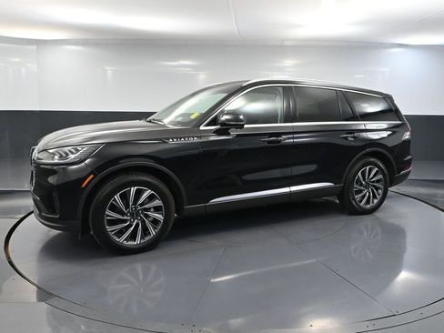 Used 2025 Lincoln Aviator AWD image 11