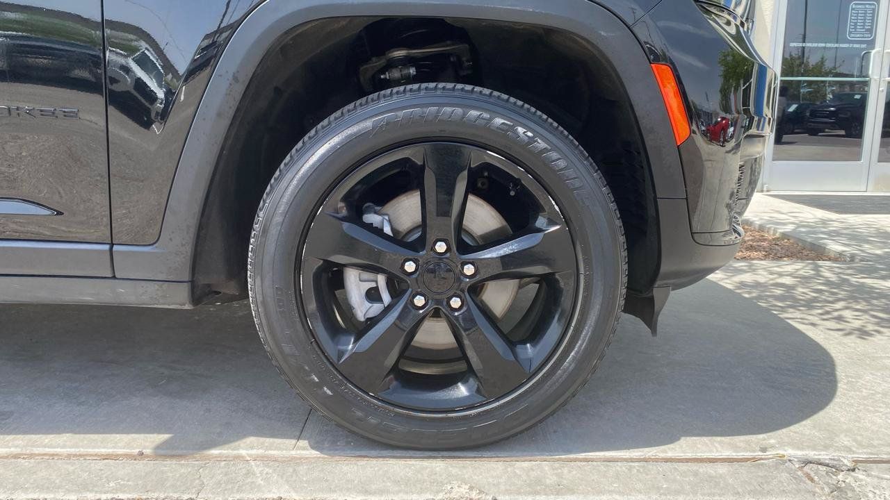 Used 2023 Jeep Grand Cherokee L Laredo AWD/4WD image 3