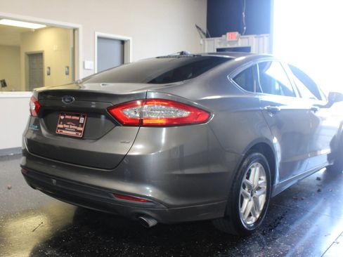 Used 2014 Ford Fusion SE FWD image 2