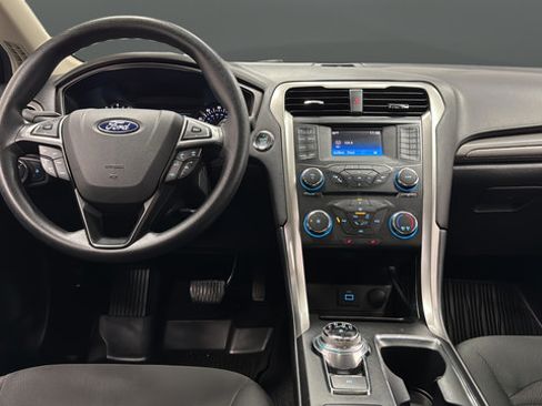Used 2017 Ford Fusion SE FWD image 11