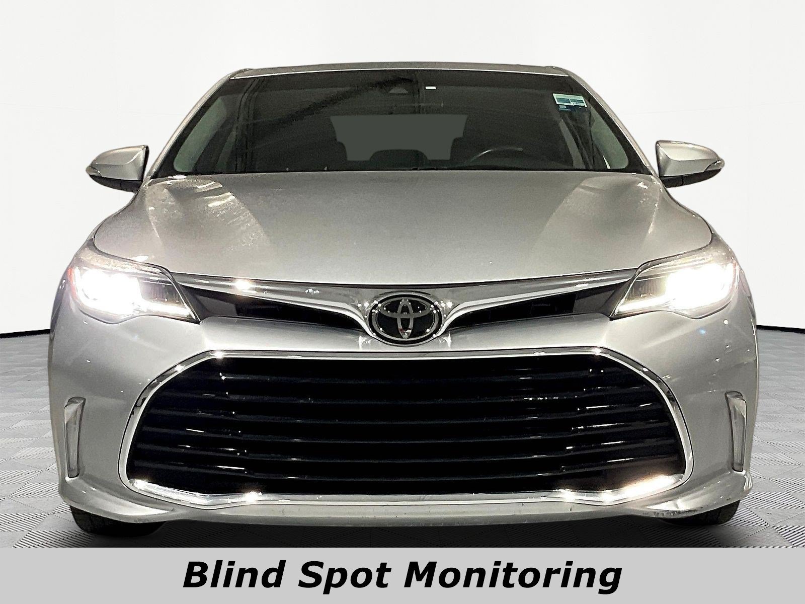 Used 2018 Toyota Avalon Touring FWD image 2