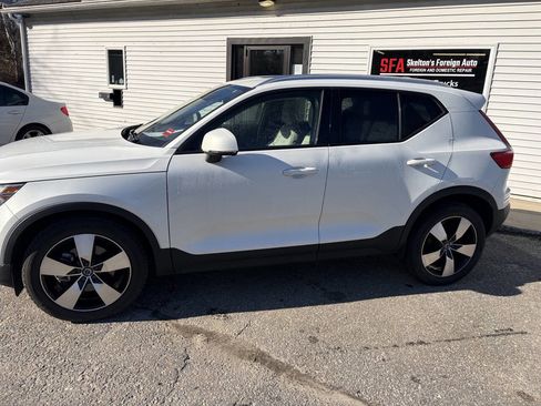 Used 2021 Volvo XC40 T5 Momentum image 3