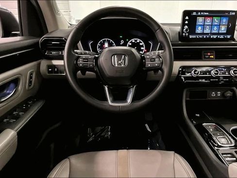 Used 2025 Honda Pilot Touring image 6