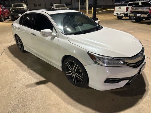 Used 2017 Honda Accord Touring image 1