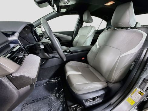Used 2025 Toyota Camry SE w/ Convenience Package FWD image 22