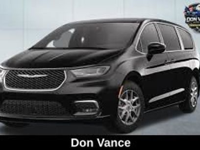 Used 2025 Chrysler Pacifica Select