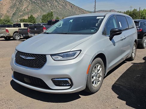 Used 2024 Chrysler Pacifica Touring-L FWD image 1