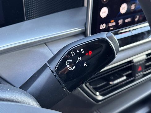 Used 2025 Volkswagen Tiguan SE R-Line image 16