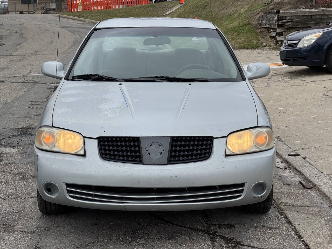 Used 2004 Nissan Sentra S w/ Road Trip Pkg FWD image 2
