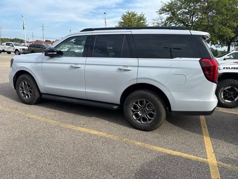 Used 2026 Ford Expedition Active AWD/4WD image 4