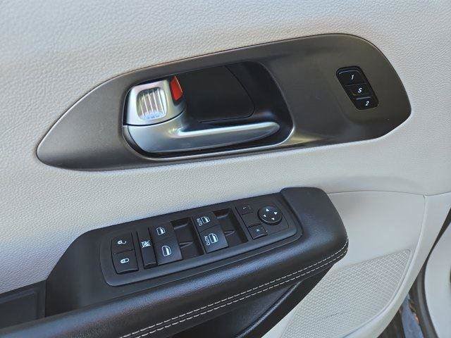 Used 2024 Chrysler Pacifica Touring-L FWD image 15