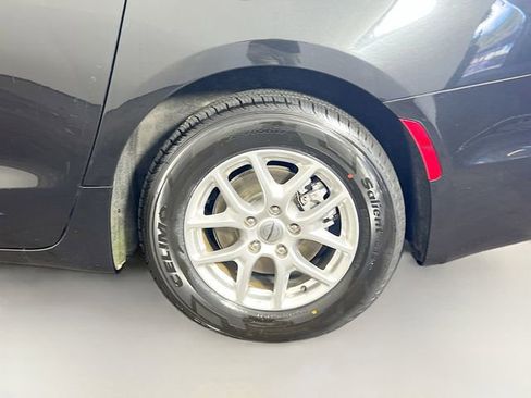 Used 2023 Chrysler Pacifica Touring-L image 24