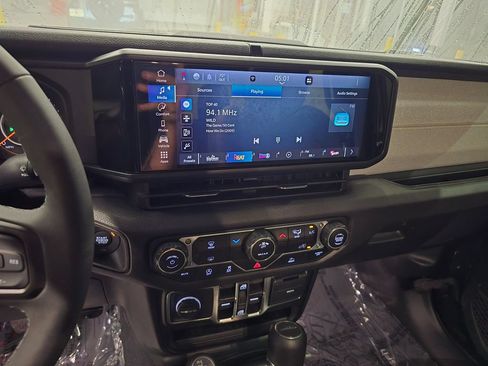 Used 2025 Jeep Gladiator Sport AWD/4WD image 23