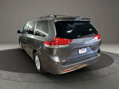 Used 2014 Toyota Sienna XLE image 3