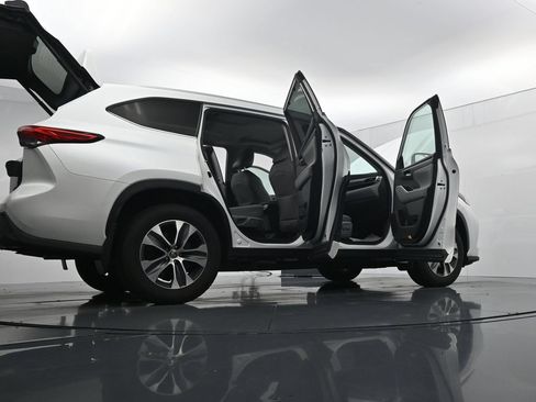 Used 2022 Toyota Highlander XLE AWD/4WD image 40