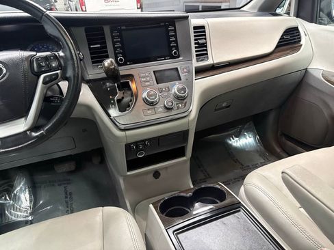 Used 2019 Toyota Sienna XLE w/ XLE Navigation Package FWD image 31