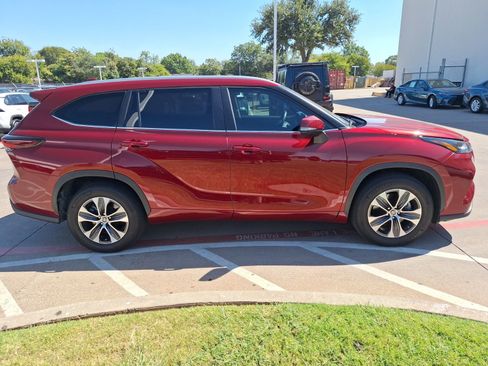 Used 2024 Toyota Highlander LE image 7