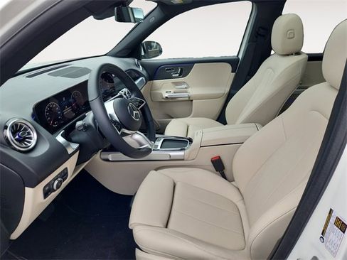 Used 2025 Mercedes-Benz GLB 250 4MATIC image 9