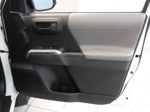 Used 2021 Toyota Tacoma SR5 AWD/4WD image 32