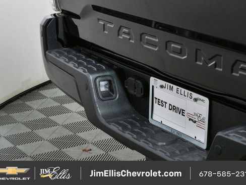 Used 2022 Toyota Tacoma TRD Off-Road w/ Technology Package AWD/4WD image 32