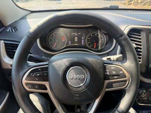 Used 2017 Jeep Cherokee Latitude w/ Cold Weather Group AWD/4WD image 17