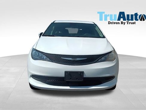 Used 2023 Chrysler Voyager LX FWD image 2