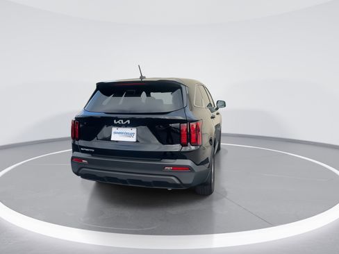 Used 2023 Kia Sorento LX image 8