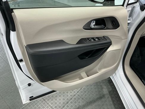 Used 2024 Chrysler Pacifica Touring-L image 19