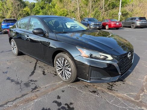 Used 2025 Nissan Altima 2.5 SV FWD image 4