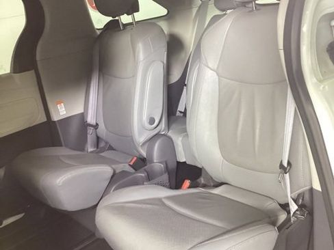 Used 2021 Toyota Sienna Limited image 11