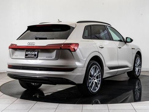 Used 2021 Audi e-tron Prestige w/ Prestige Package image 10